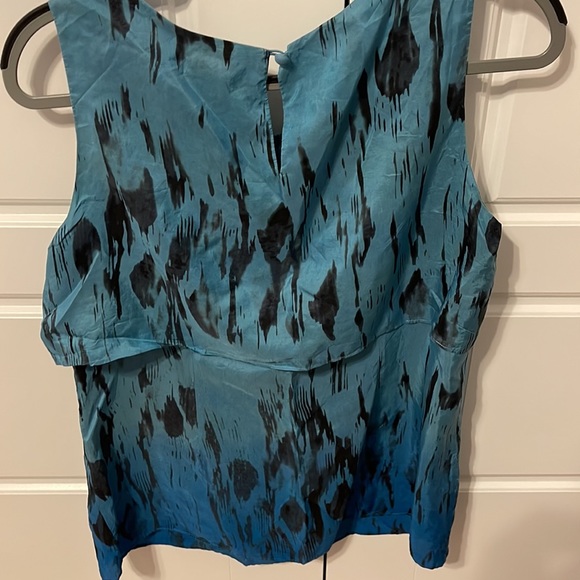 CAbi # 142 Serene blue black ombré silk tiered sleeveless blouse, size medium - Picture 5 of 7
